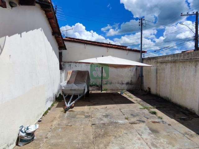 Casa com 3 quartos à venda no Mansour, Uberlândia  por R$ 230.000