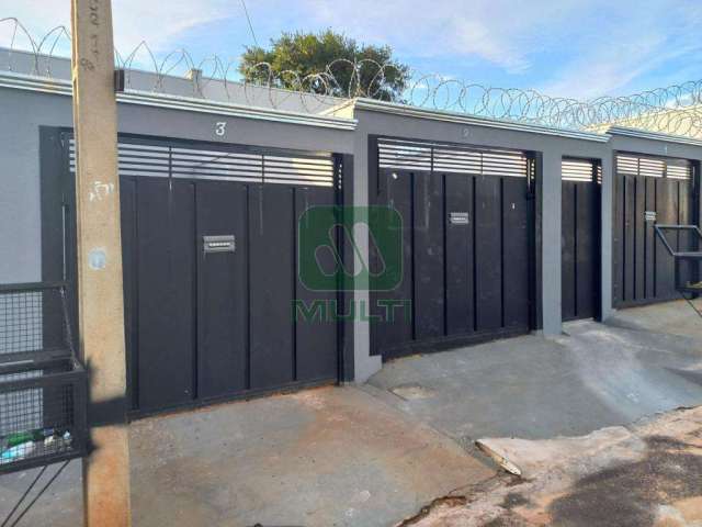 Casa com 2 quartos para alugar no Shopping Park, Uberlândia  por R$ 1.400