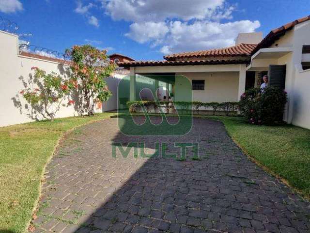 Casa com 4 quartos à venda no Umuarama, Uberlândia  por R$ 850.000