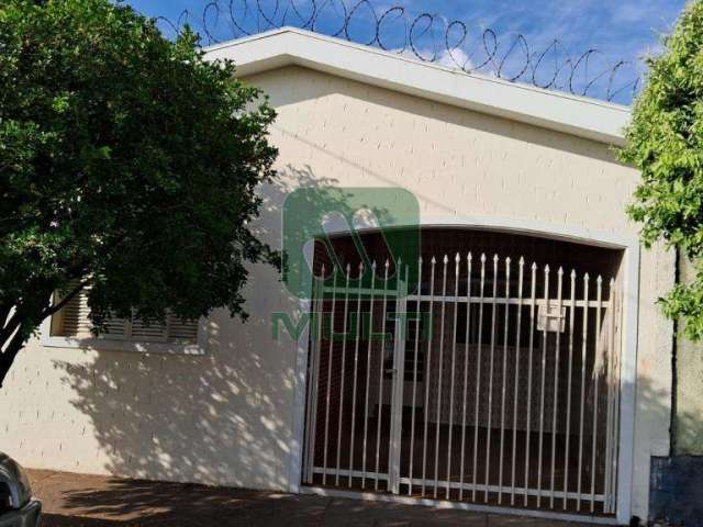 Casa com 3 quartos para alugar no Osvaldo Rezende, Uberlândia  por R$ 1.500