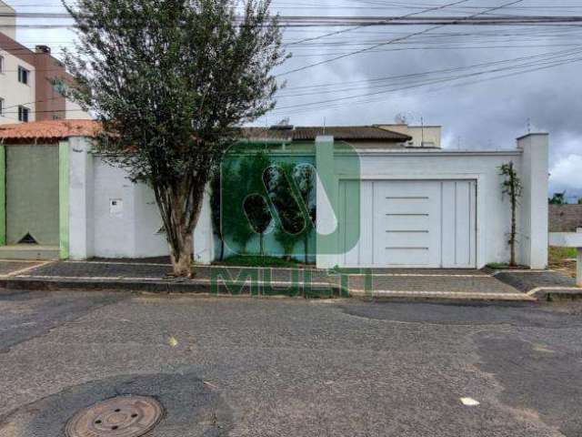 Casa com 3 quartos à venda no Santa Mônica, Uberlândia  por R$ 790.000