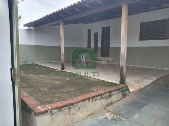 Casa com 3 quartos à venda no Jardim Patrícia, Uberlândia  por R$ 300.000