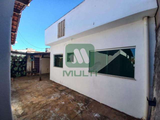 Casa com 1 quarto para alugar na Cidade Jardim, Uberlândia  por R$ 800