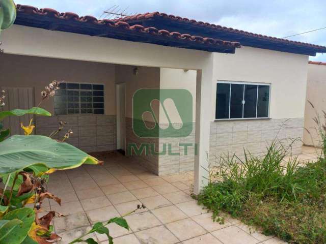 Casa com 3 quartos para alugar na Cidade Jardim, Uberlândia  por R$ 2.700