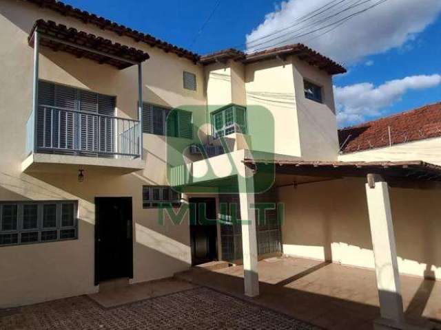 Casa com 4 quartos para alugar no Centro, Uberlândia  por R$ 3.500