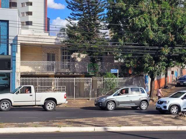 Casa com 4 quartos à venda no Centro, Uberlândia  por R$ 1.500.000