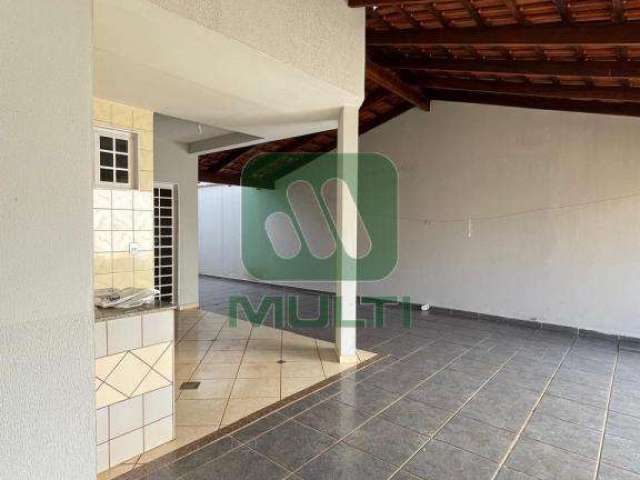 Casa com 3 quartos para alugar no Umuarama, Uberlândia  por R$ 5.500