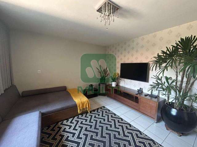 Casa com 3 quartos à venda no Jardim Patrícia, Uberlândia  por R$ 730.000