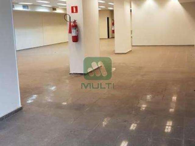 Sala comercial com 1 sala para alugar no Centro, Uberlândia  por R$ 40.000