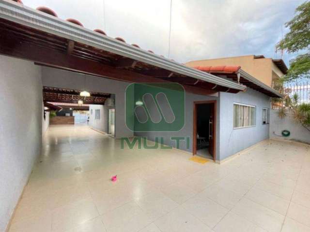 Casa com 4 quartos à venda no Umuarama, Uberlândia  por R$ 790.000