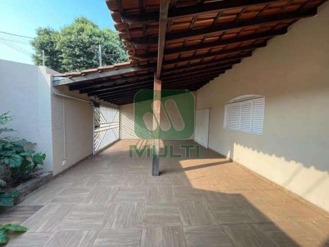 Casa com 3 quartos para alugar no Brasil, Uberlândia  por R$ 3.800