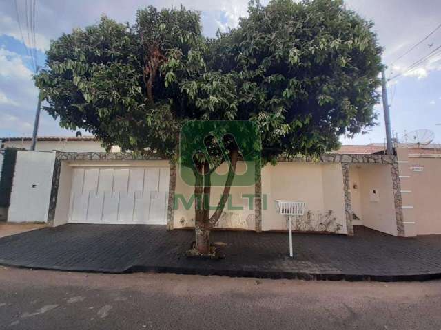 Casa com 3 quartos para alugar no Santa Mônica, Uberlândia  por R$ 4.000