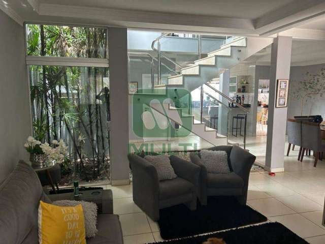 Apartamento com 4 quartos à venda no Jardim América II, Uberlândia  por R$ 950.000