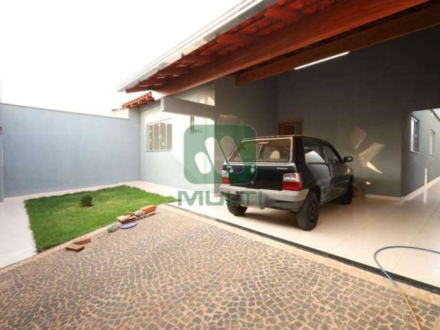 Casa com 3 quartos à venda no Santa Rosa, Uberlândia  por R$ 680.000