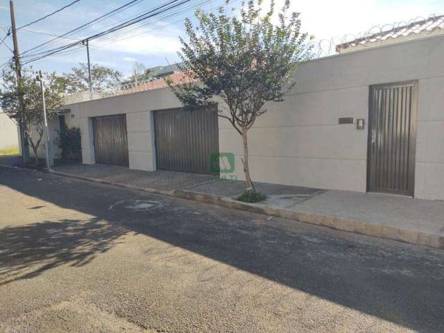 Casa com 3 quartos para alugar no Jardim Karaíba, Uberlândia  por R$ 4.800