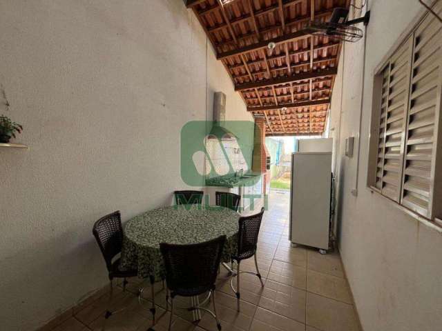 Casa com 3 quartos para alugar em Granada, Uberlândia  por R$ 3.600