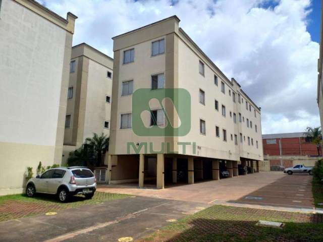 Apartamento com 3 quartos para alugar no Brasil, Uberlândia  por R$ 1.600