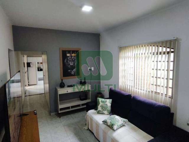 Casa com 3 quartos à venda no Pampulha, Uberlândia  por R$ 650.000