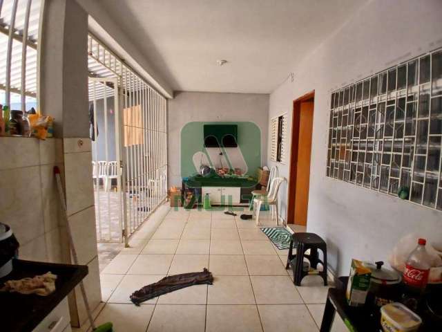 Casa com 4 quartos à venda no Minas Gerais, Uberlândia  por R$ 400.000