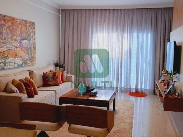 Casa com 5 quartos à venda na Cidade Jardim, Uberlândia  por R$ 850.000