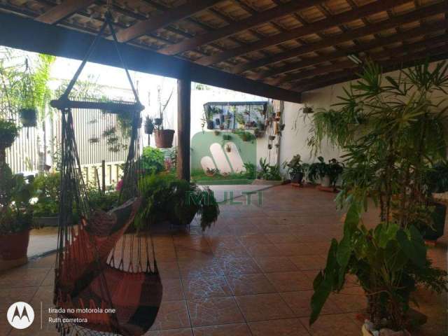 Casa com 3 quartos à venda no Alto Umuarama, Uberlândia  por R$ 690.000