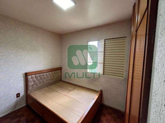 Apartamento com 3 quartos para alugar no Alto Umuarama, Uberlândia  por R$ 1.200