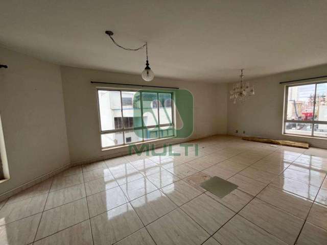 Apartamento com 3 quartos para alugar no Centro, Uberlândia  por R$ 1.800