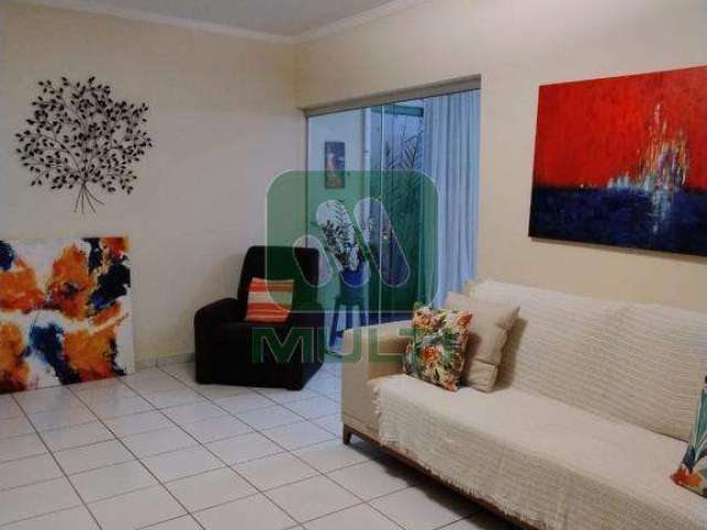 Casa com 3 quartos à venda na Cidade Jardim, Uberlândia  por R$ 650.000