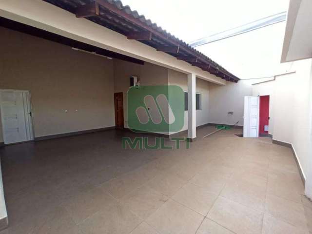 Casa comercial para alugar no Brasil, Uberlândia  por R$ 5.000