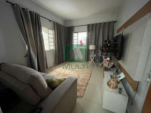 Casa com 3 quartos à venda na Vila Oswaldo, Uberlândia  por R$ 570.000