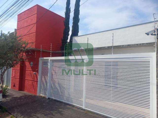 Casa com 3 quartos para alugar no Jardim Patrícia, Uberlândia  por R$ 4.200