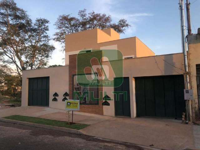 Casa com 2 quartos para alugar na Cidade Jardim, Uberlândia  por R$ 2.000