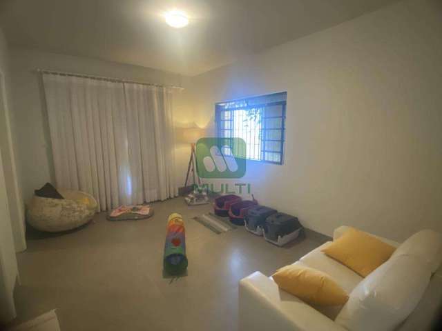 Casa com 4 quartos para alugar em Saraiva, Uberlândia  por R$ 3.500