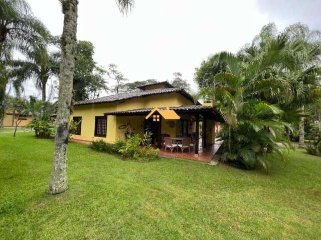 Casa em condomínio na praia de camburizinho