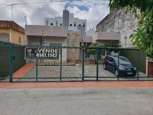 Casa Térrea, com Posição Nascente, quintal e um excelente acabamento, muito confortável e ampla.