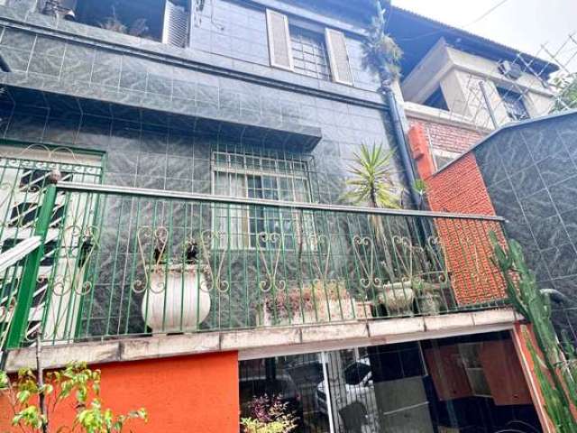 Casa à venda em São Paulo-SP, Bela Vista, com 3 quartos, 1 suíte, 3 salas, 2 banheiros, 1 vaga de garagem, 175m². Localização privilegiada em frente à