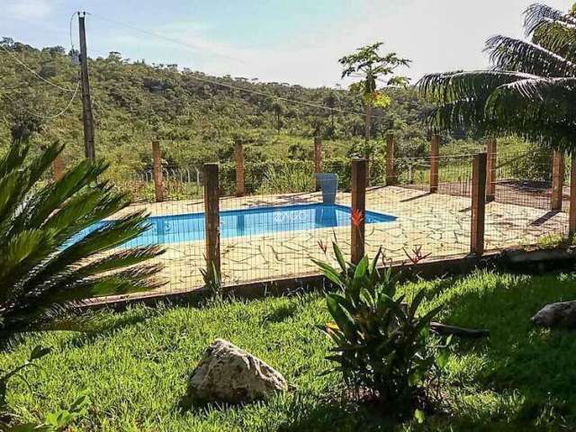 Sitio com piscina e pomar