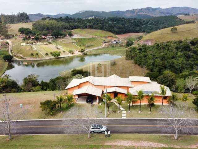 Casa de Alto Padrão em Condomínio em Paraibuna