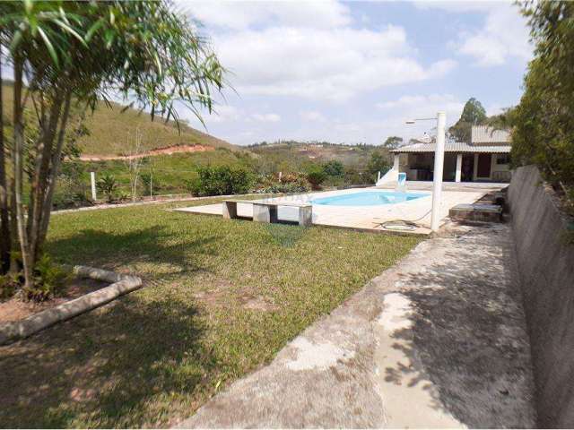 Excelente casa/chácara com duas casas, piscina, muito espaço verde, linda vista e que permite financiamento