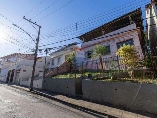 Casa à Venda com 4 quartos no Bairro Jardim Glória em Juiz de Fora - MG