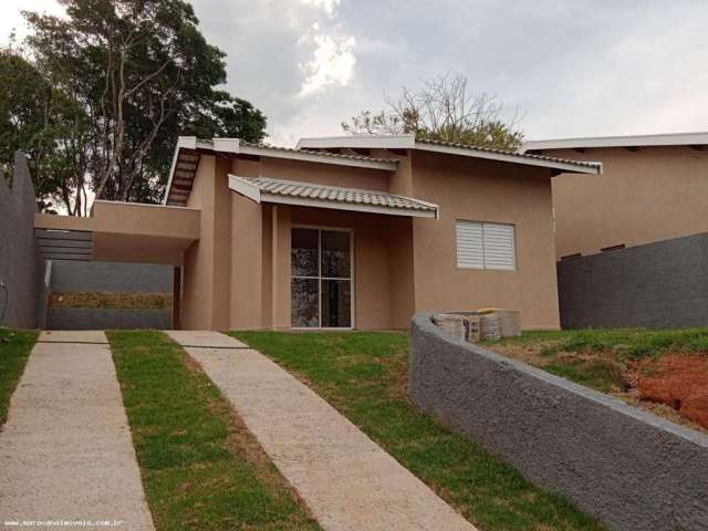 Esta casa recém-construída, pronta para financiar, oferece u