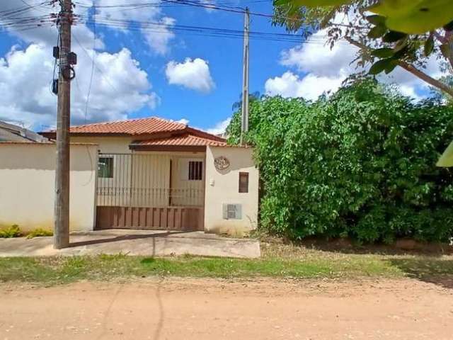 Casa com suíte pronta para morar ao lado dos comércios!