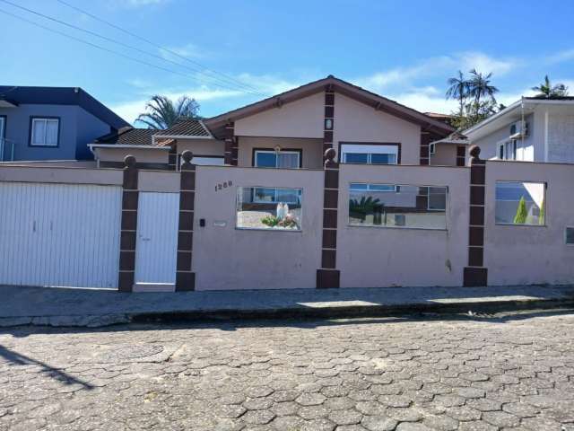 Linda casa com 4 Dormitórios em Santo Amaro da Imperatriz - SC