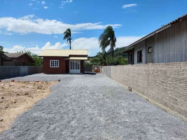 Casa de Madeira pré-fabricada na Enseada de Brito com amplo terreno