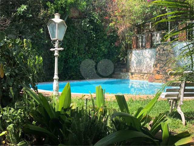 Casa à venda, no Jardim São Bento, com 635 m2, com 03 salas, 5 quartos sendo 1 suíte e piscina.
