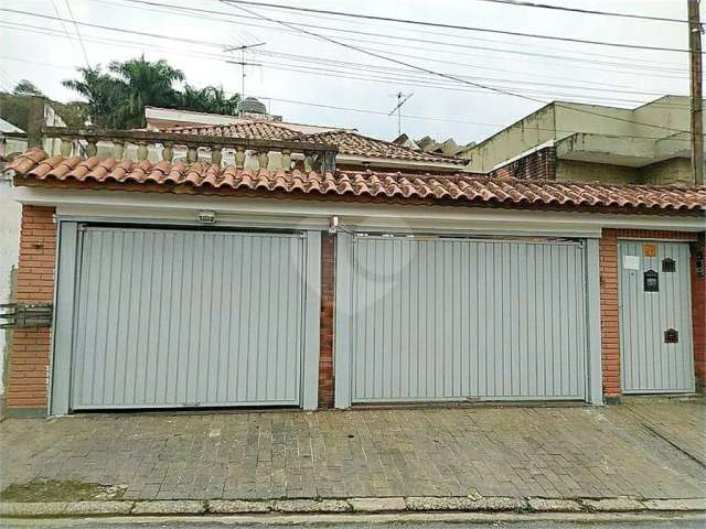 Casa com 3 dormitórios, sendo 02 no nível da rua e 1 no andar superior