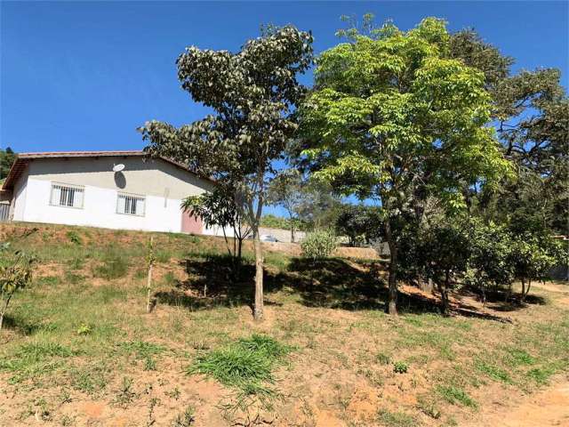 Chácara com casa térrea  3 quartos sendo 1 suíte, piscina, área de terreno 1.730 m2