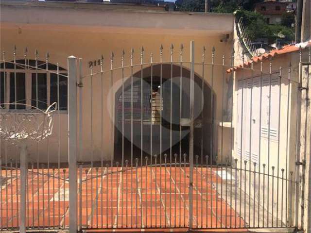 Casa com 2 dormitórios, sala, cozinha e garagem para dois carros, com 4 kitnets para renda.