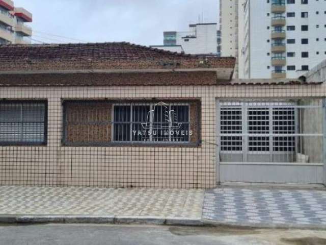 Aluga-se na Ocian, Casa com 70m² de área útil, 02 quartos, 02 vagas de garagem, por R$2.600,00.