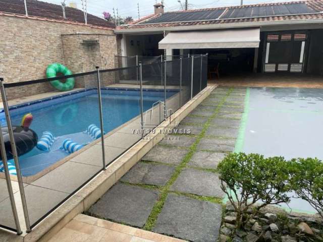 Casa isolada á venda, no Jardim Real, possui 03 quartos,  02 vagas, piscina aquecida e muito mais!